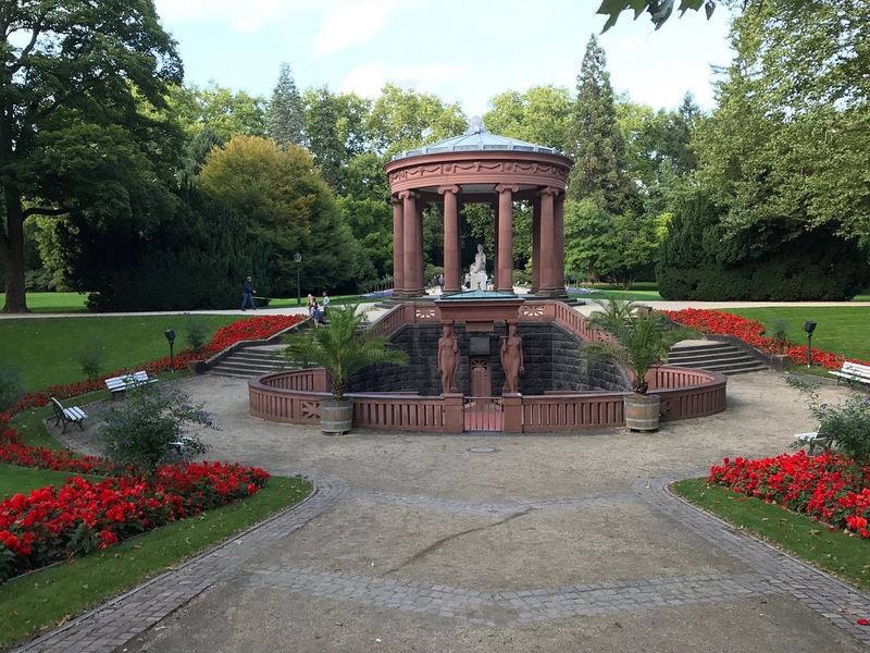 Der Elisabethenbrunnen im Kurpark von Bad Homburg mit Säulenrotunde und Blumenbeeten