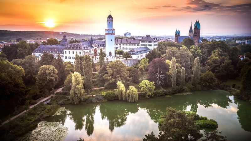 Das Schloss Bad Homburg mit dem Weißen Turm bei Sonnenaufgang, davor der Schlossteich