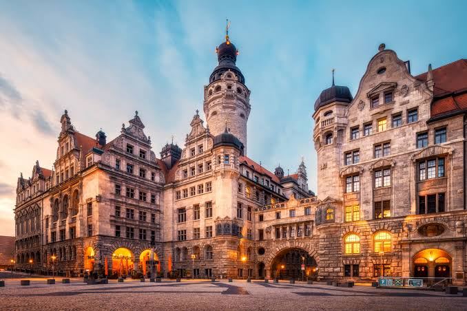 Das Neue Rathaus in Leipzig mit hohem Turm in der Abenddämmerung