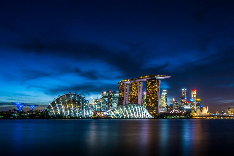 Marina Bay bei Nacht mit Lichtstrahlen über den Hotelürmen